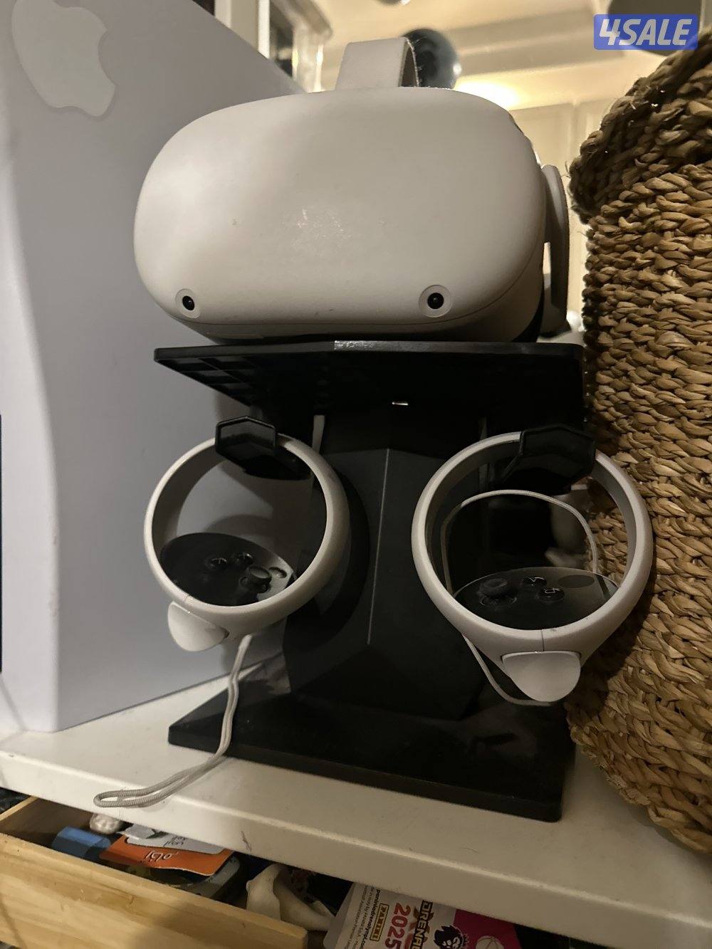 Vr meta quest 2 with stand and controllers1