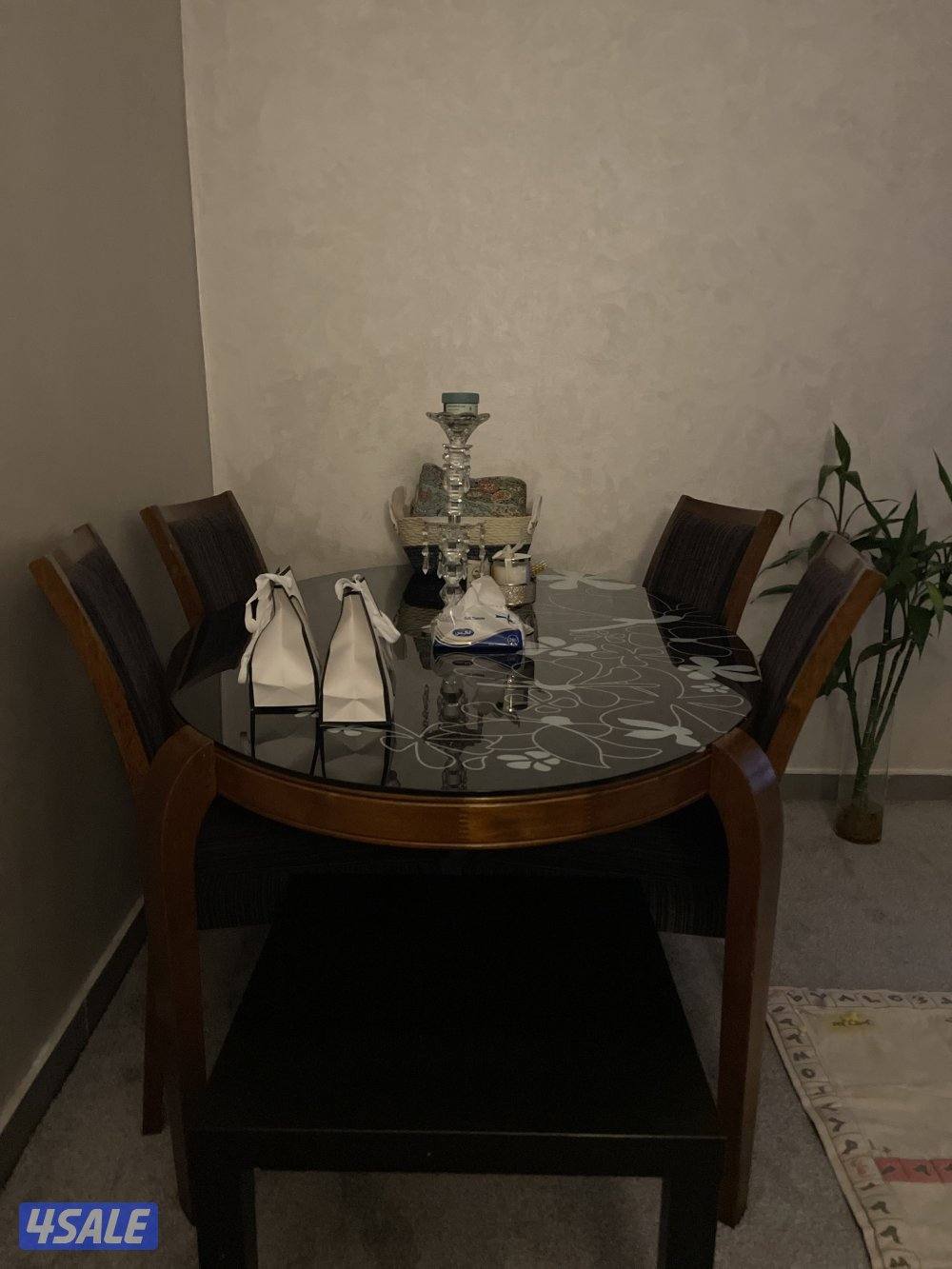 طاولة طعام مع 4 كراسي0