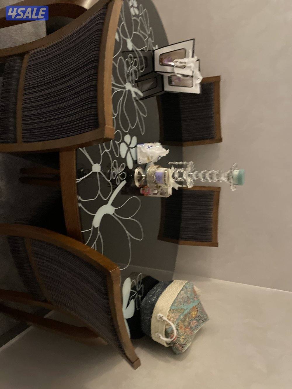 طاولة طعام مع 4 كراسي1