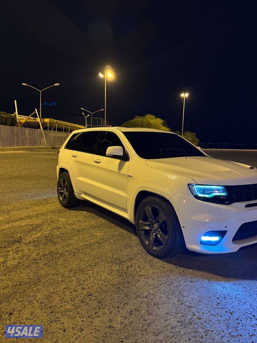 للبيع او للبدل مع يوكن SLT جراند شيروكي اس ارتي ايت4