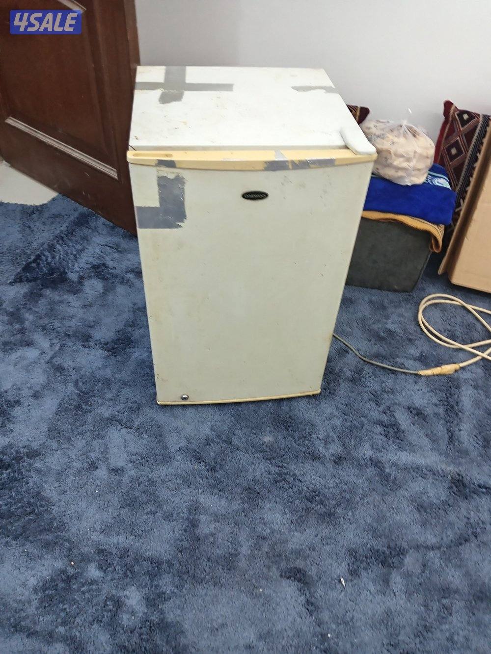 ثلاجة مكتب بحالة جيدة0