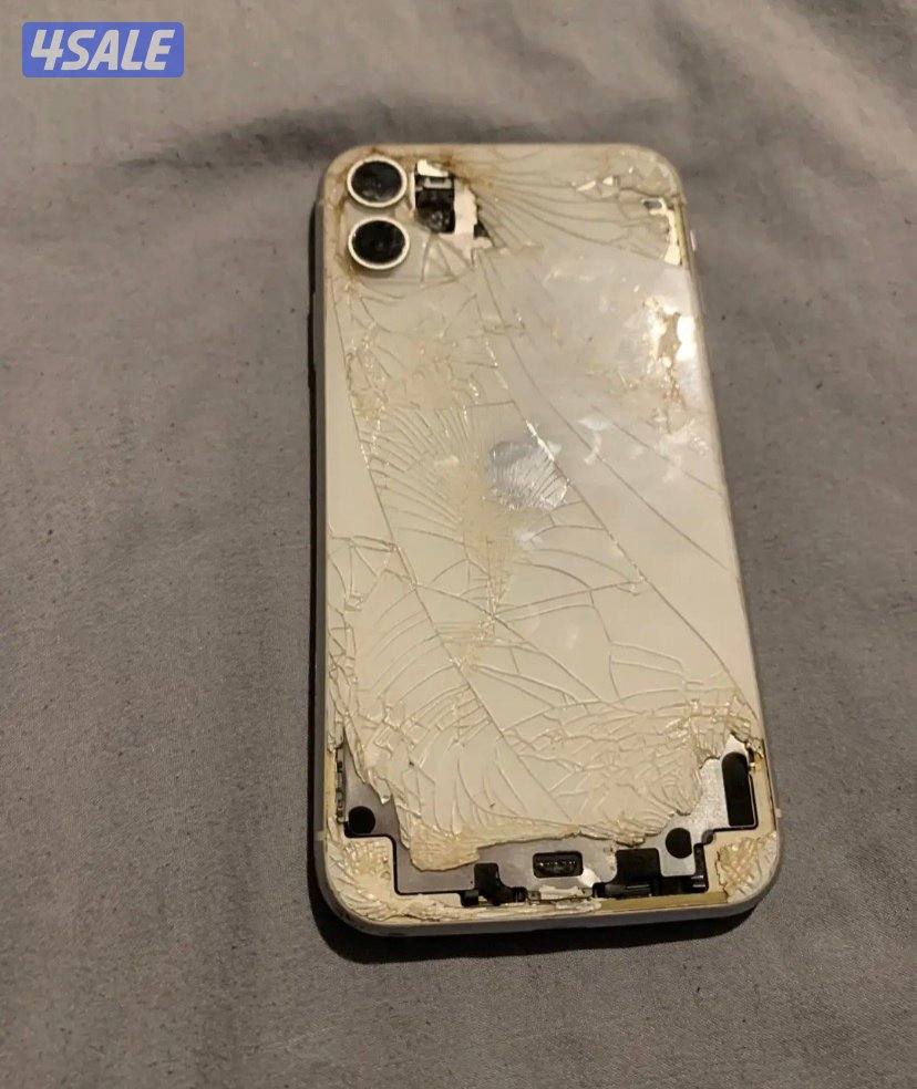 ايفون ١١ للبيع زر الي يعلي ويقلل صوت مو شغالين يتصلحون بافضل سعر مناسب0