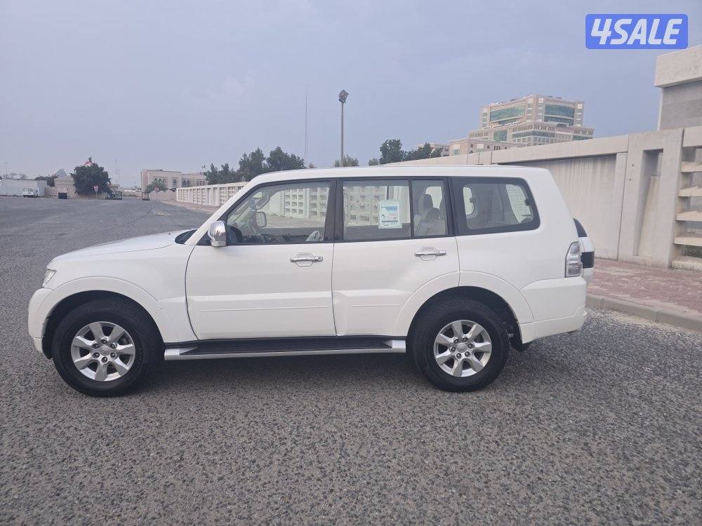 Mitsubishi Pajero 2020 v6 GLS 41000 km white showroom condition2