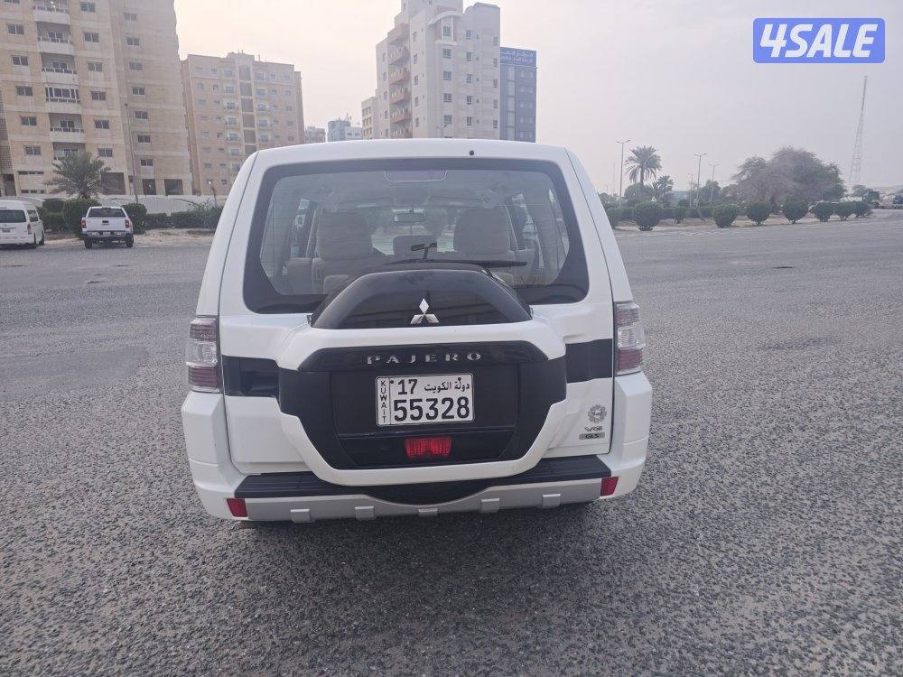 Mitsubishi Pajero 2020 v6 GLS 41000 km white showroom condition7
