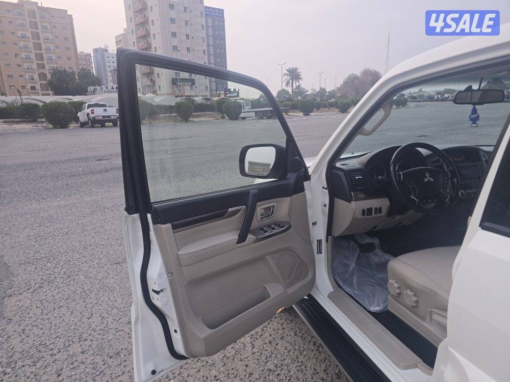 Mitsubishi Pajero 2020 v6 GLS 41000 km white showroom condition10