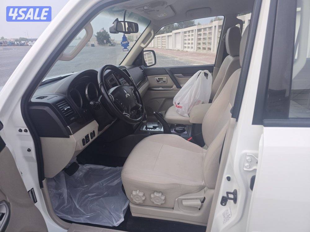 Mitsubishi Pajero 2020 v6 GLS 41000 km white showroom condition11