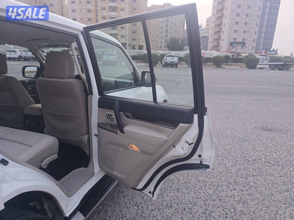 Mitsubishi Pajero 2020 v6 GLS 41000 km white showroom condition12