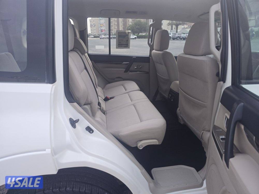 Mitsubishi Pajero 2020 v6 GLS 41000 km white showroom condition13