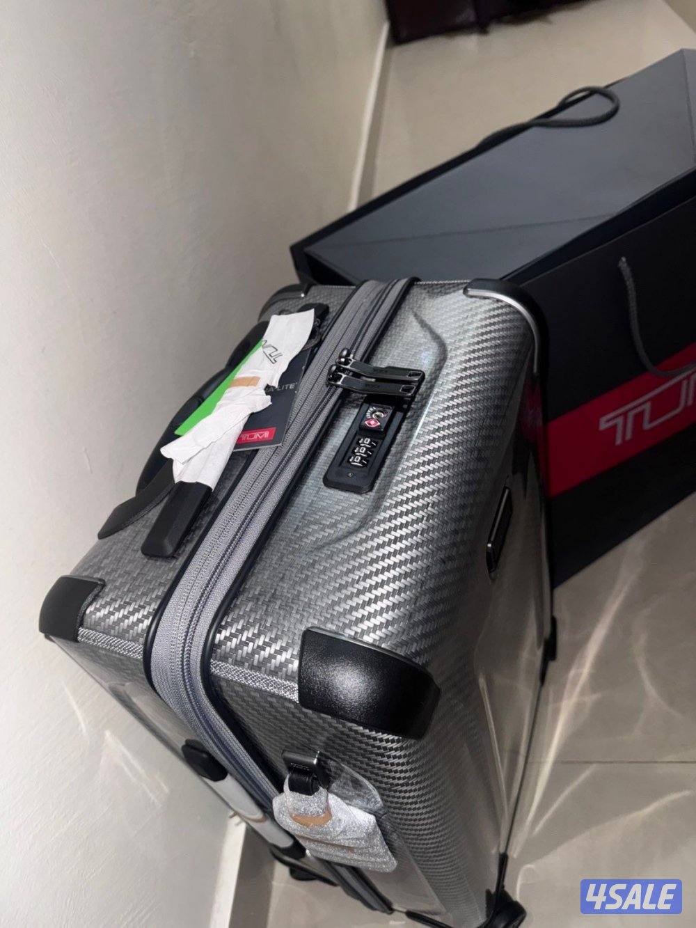 للبيع جنطه سفر من tumi اصليه مع كافه الاغراض جديده لم تستخدم كليا0