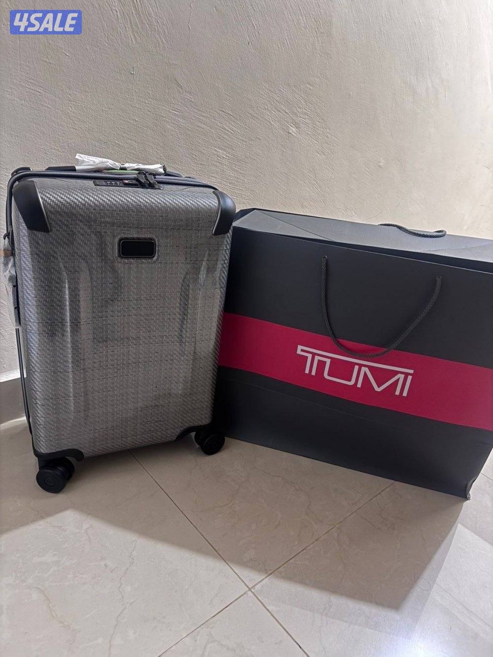 للبيع جنطه سفر من tumi اصليه مع كافه الاغراض جديده لم تستخدم كليا1