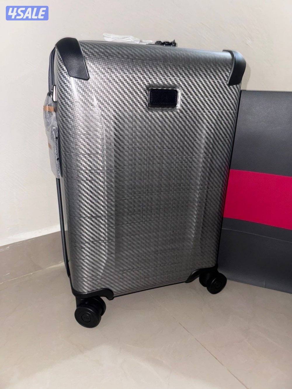 للبيع جنطه سفر من tumi اصليه مع كافه الاغراض جديده لم تستخدم كليا2