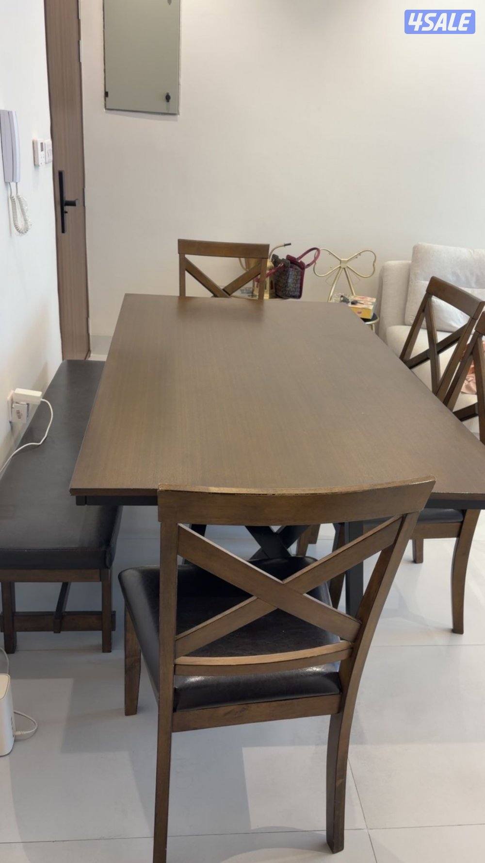 طاولة سفرة مع 4 كراسي و بنش (6 إشخاص)0
