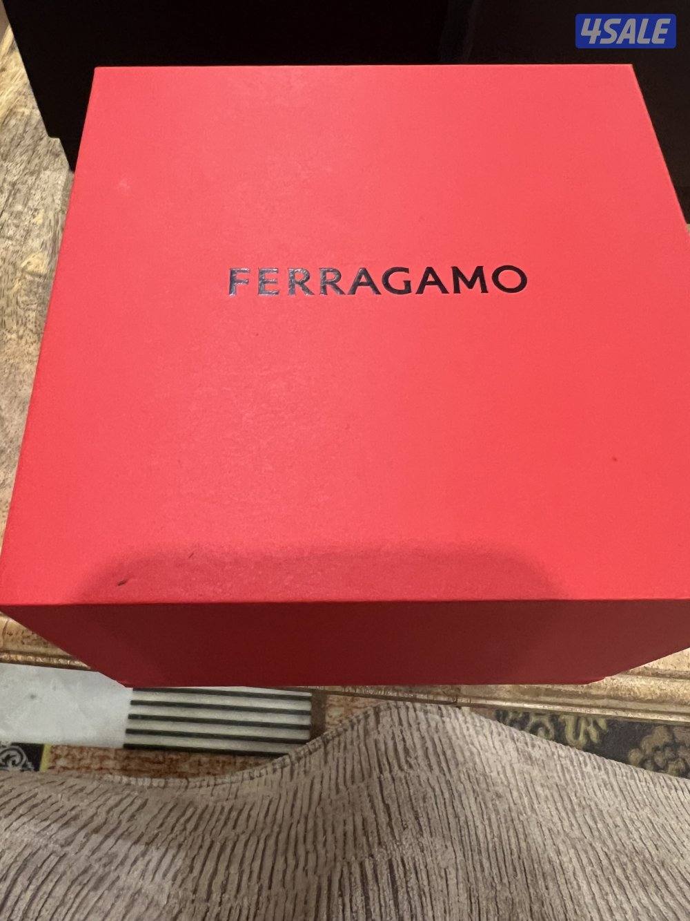 للبيع نظارة كارتير وساعات فيرقامو ولونج جينز ولويس ايراد كالجديد مع كا6