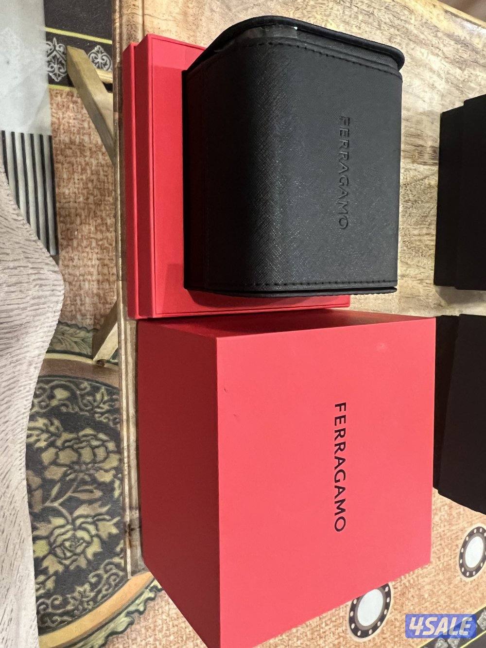 للبيع نظارة كارتير وساعات فيرقامو ولونج جينز ولويس ايراد كالجديد مع كا10