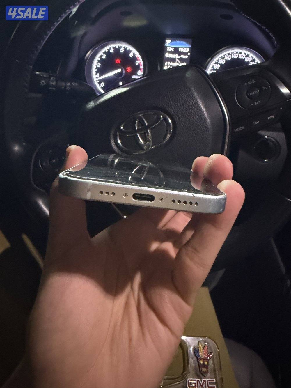 للبيع ايفون ١٥ العادي ١٢٨ قيقا نظيف مع شاحنه الاصلي الجهاز نظيف2