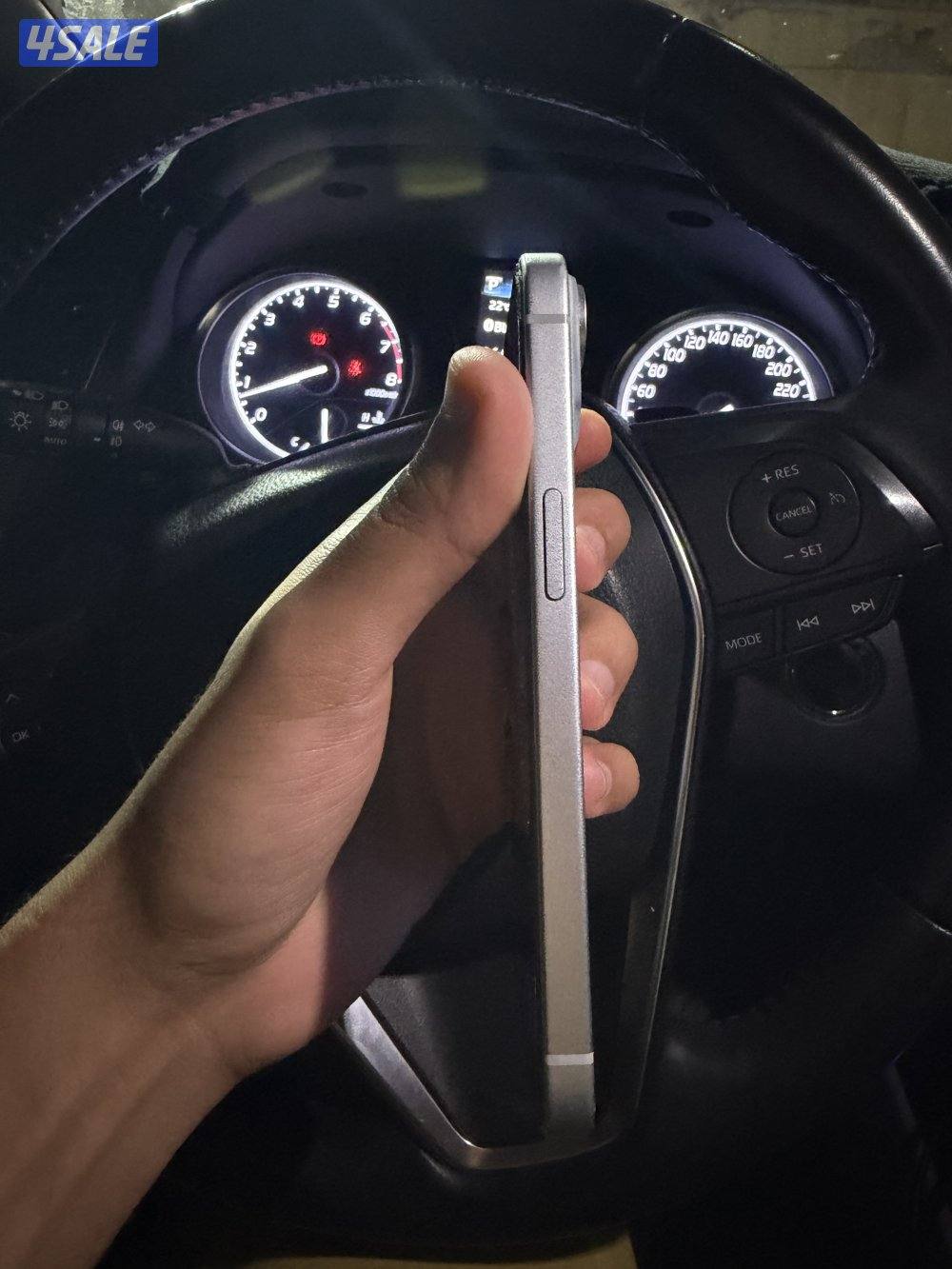 للبيع ايفون ١٥ العادي ١٢٨ قيقا نظيف مع شاحنه الاصلي الجهاز نظيف4