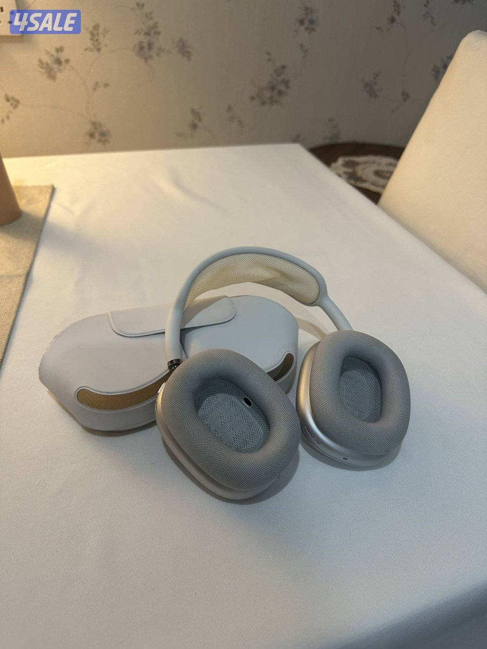 اللون الابيضAirpods max2