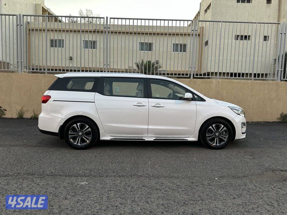 KIA Carnival0