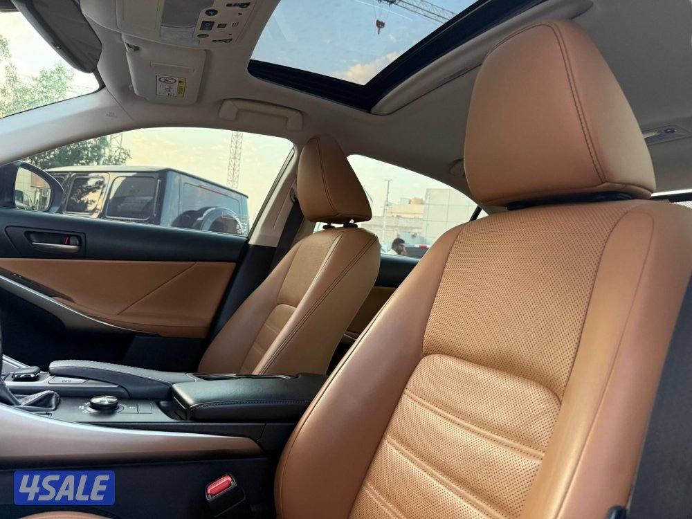 LEXUS IS 300 _2019 صبغ الوكالة8
