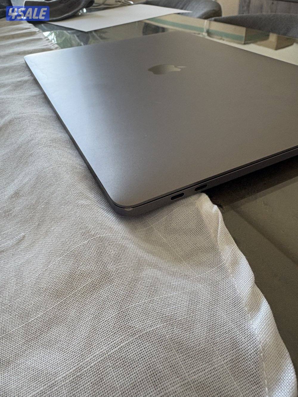 MacBook Pro 15" (Touch Bar)8