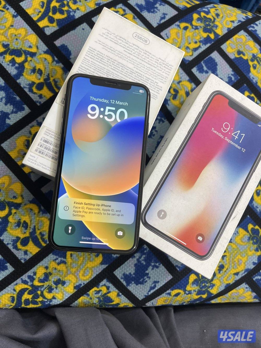 ايفون اكس اسود 256 قيقا مو مفتوح ولا مصلح مع كفر اصلي وشحن والواير0