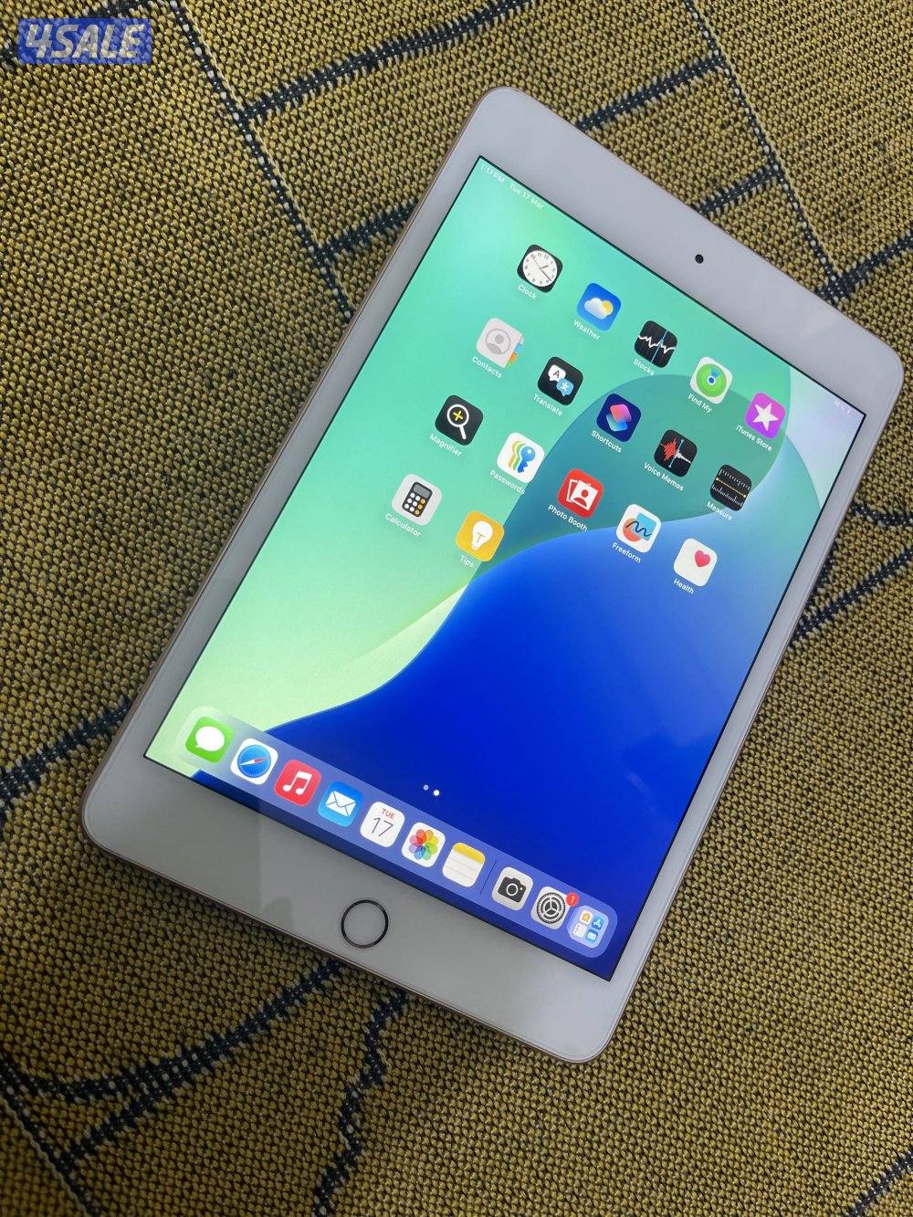 ايباد ميني 5 الخامس 64 قيقا نظيف مو مفتوح ولا مصلح مع اغراضه0