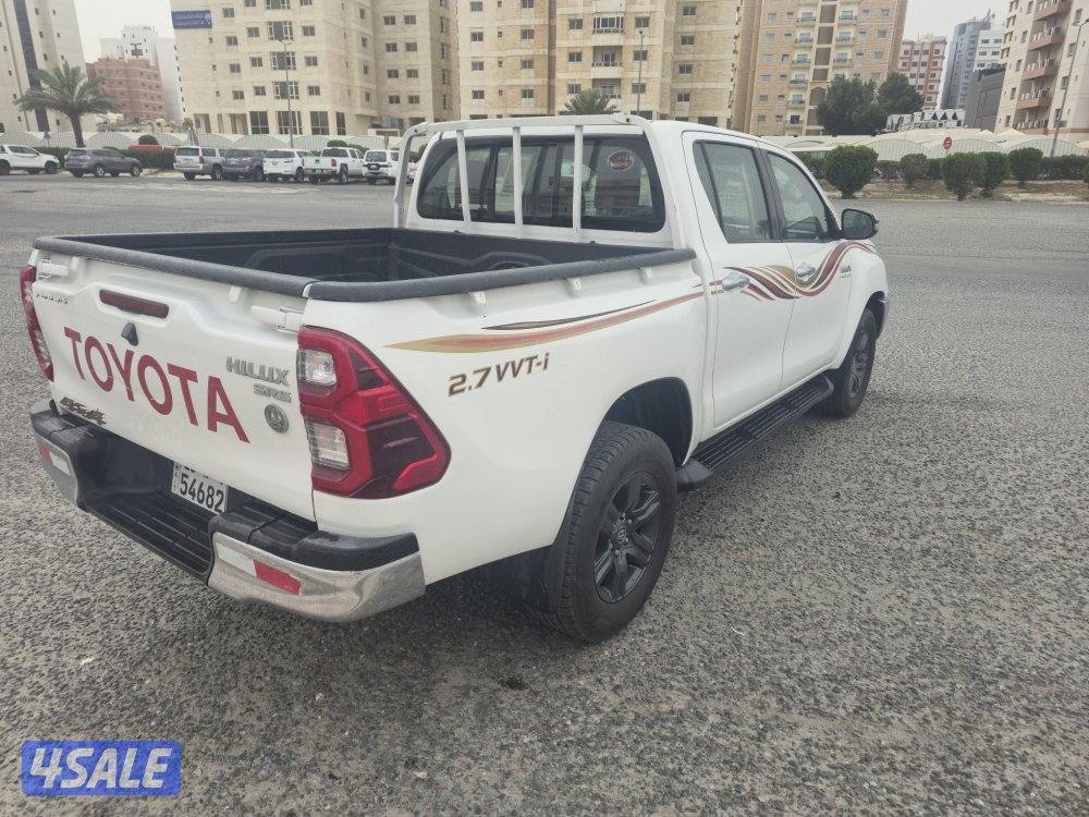 Toyota Hilux 2021 pick-up Automatic 4x4 orginal paint  72000 km5