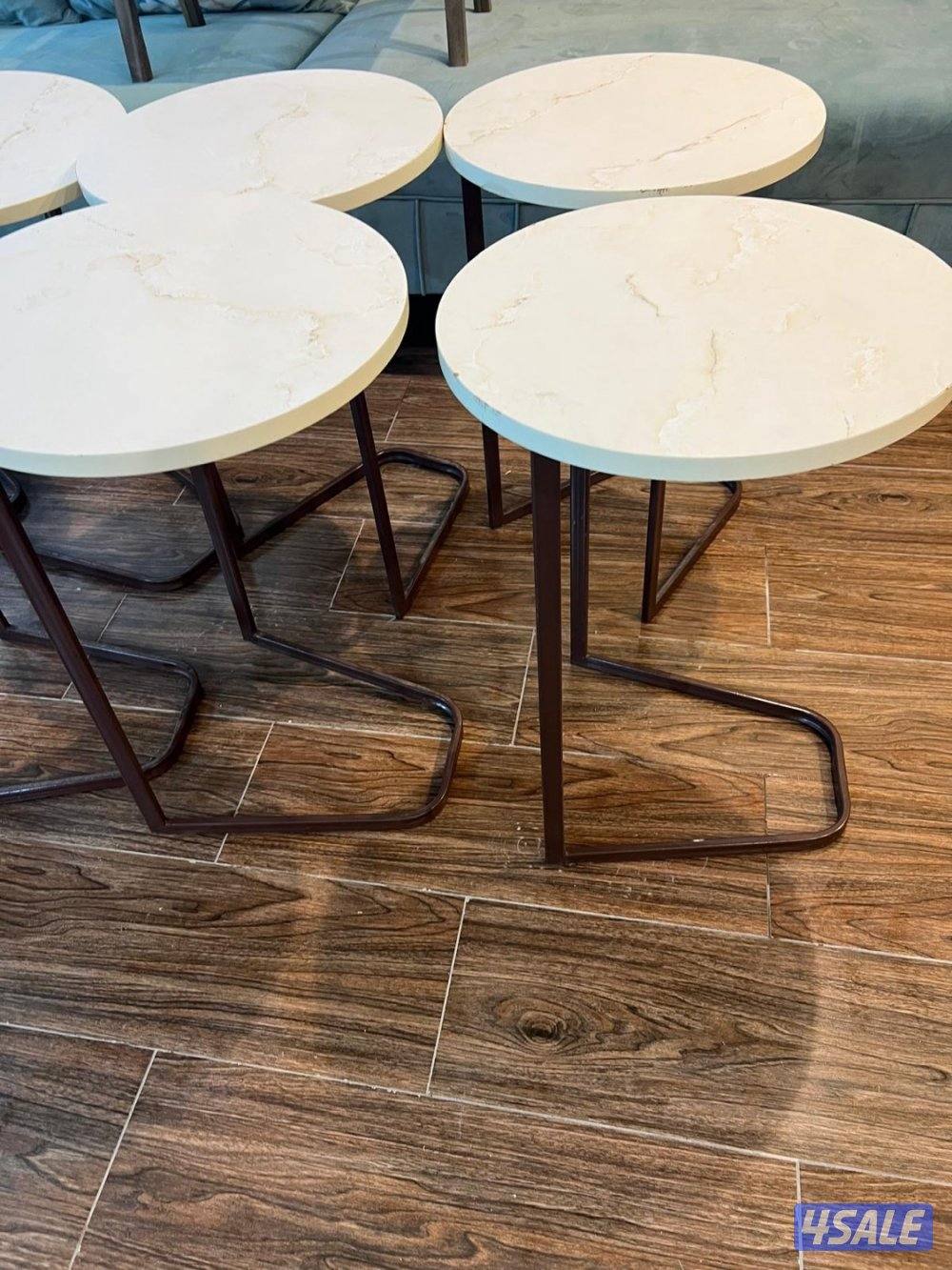 للبيع طاولات بحاله ممتازه العدد١٠ بسعر ١٥2