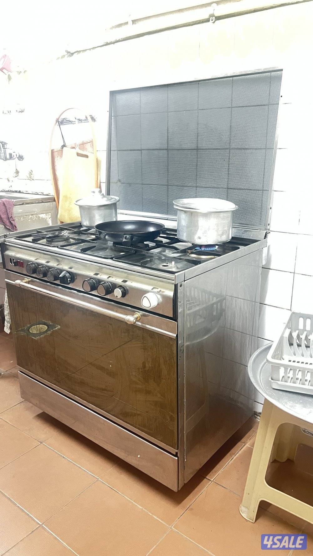 للبيع طباخ وفرن شغال١٠٠/١٠٠0