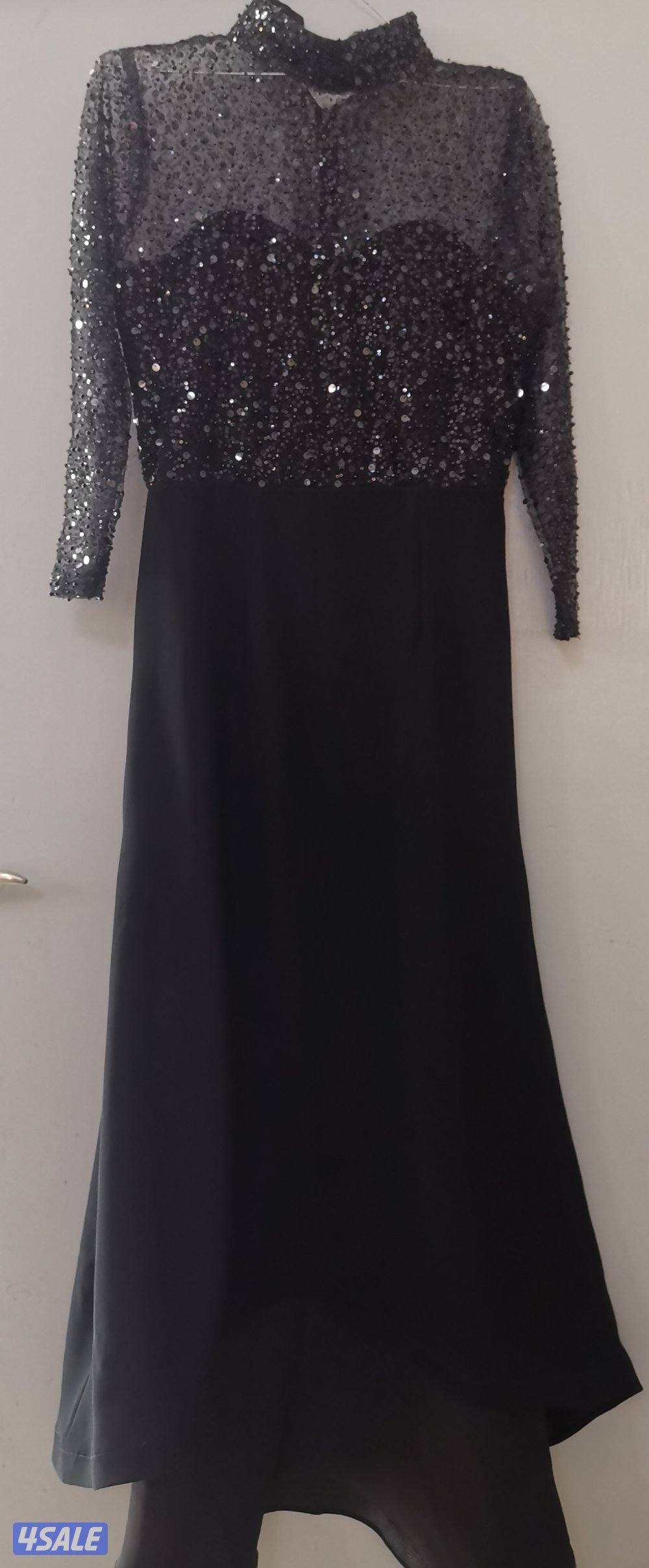 نفنوف لبسه وحده عجيب باللبس يلبس ميديم0