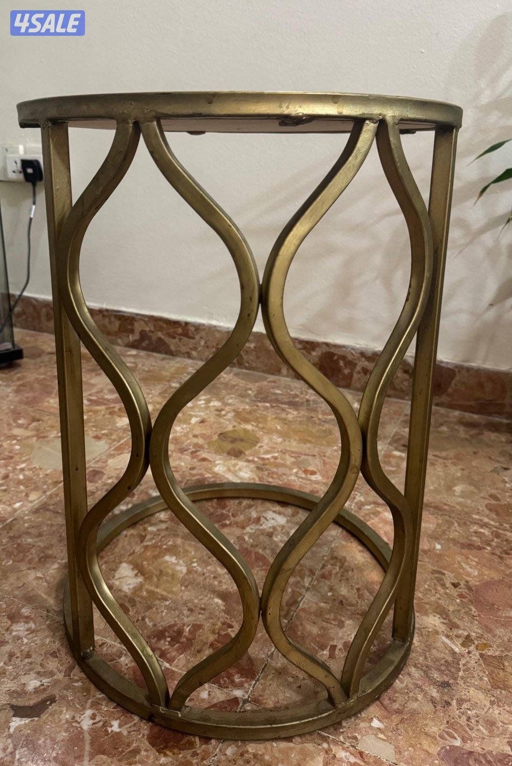 للبيع طاولات عدد ٥1