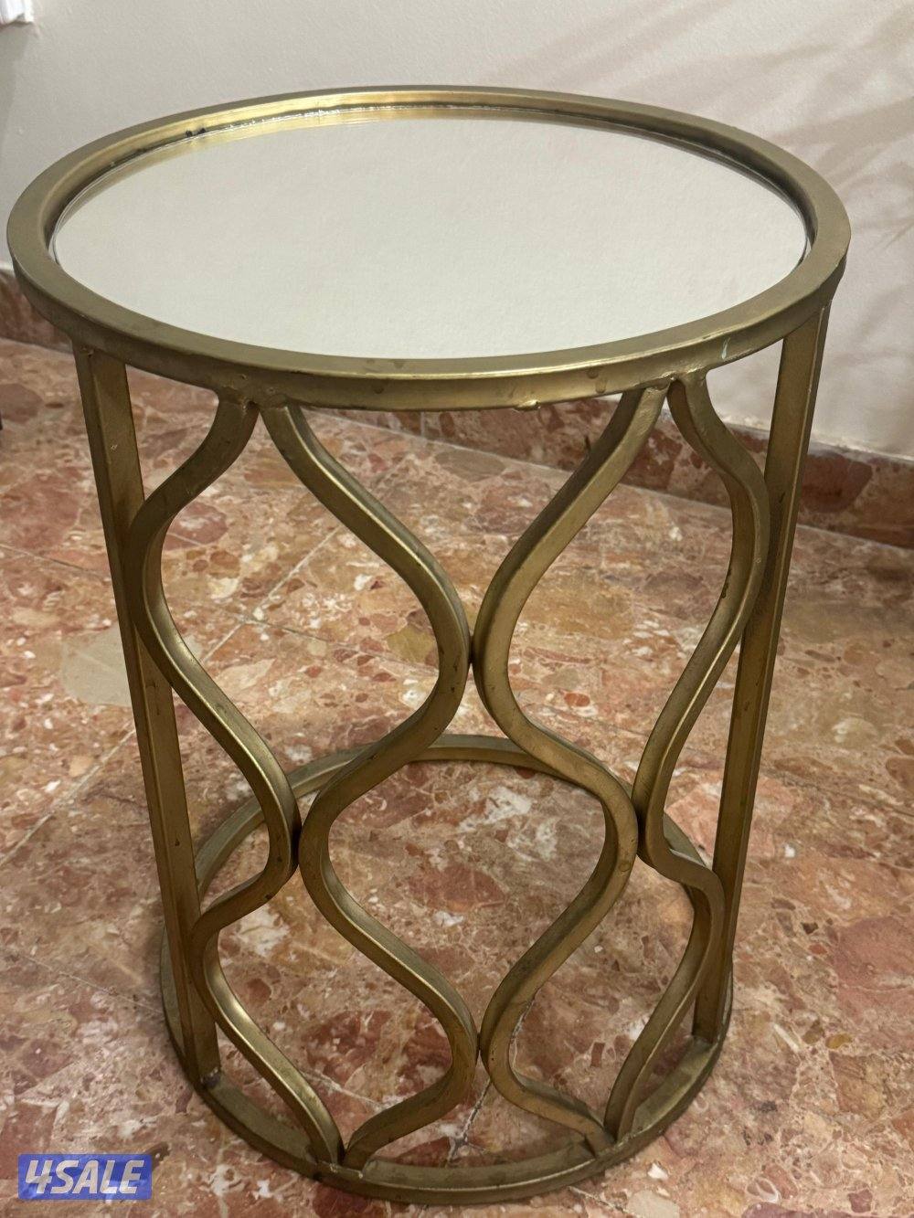 للبيع طاولات عدد ٥2