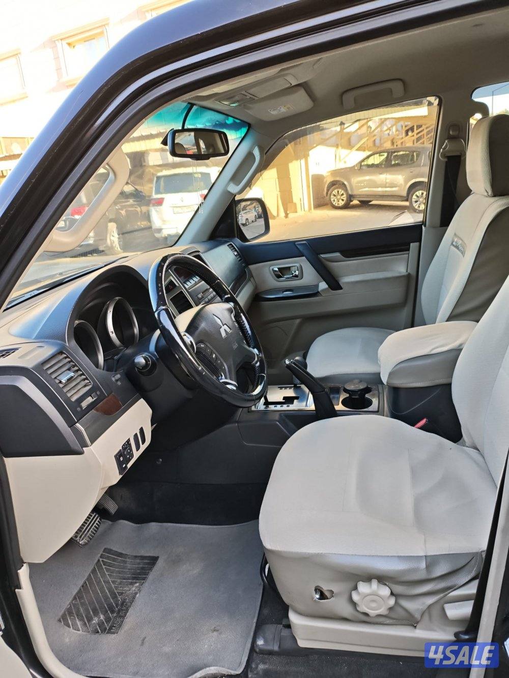 اللون اسود، الداخليه رمادي3