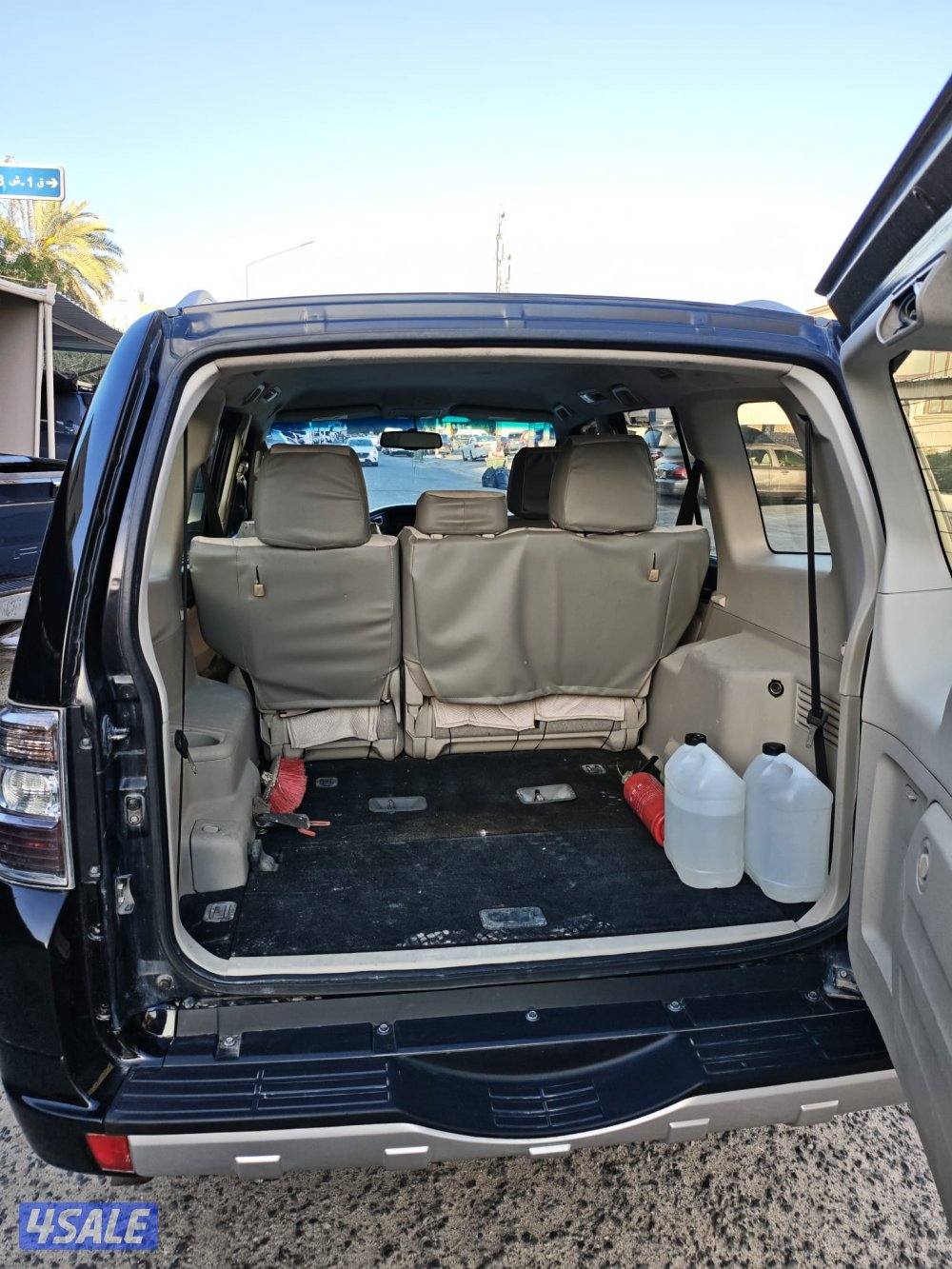 اللون اسود، الداخليه رمادي4