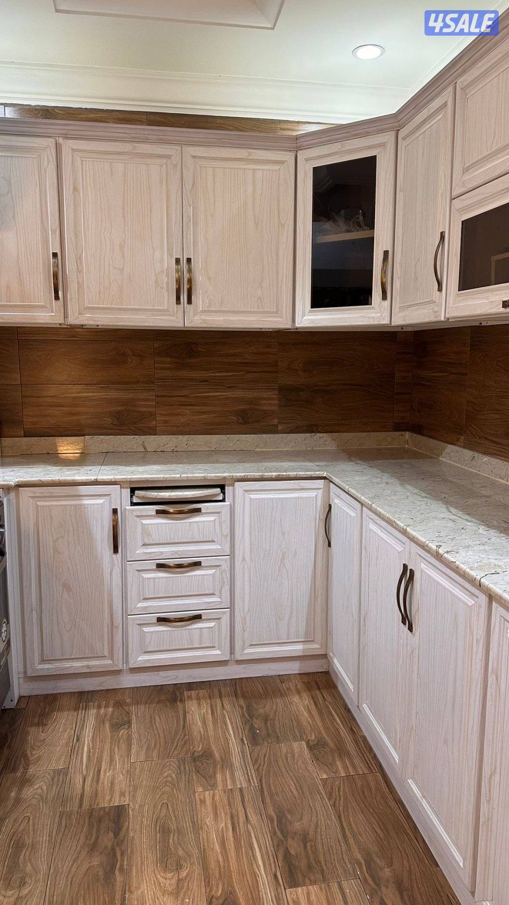 مطبخ للبيع مع الشفاط والفرن0