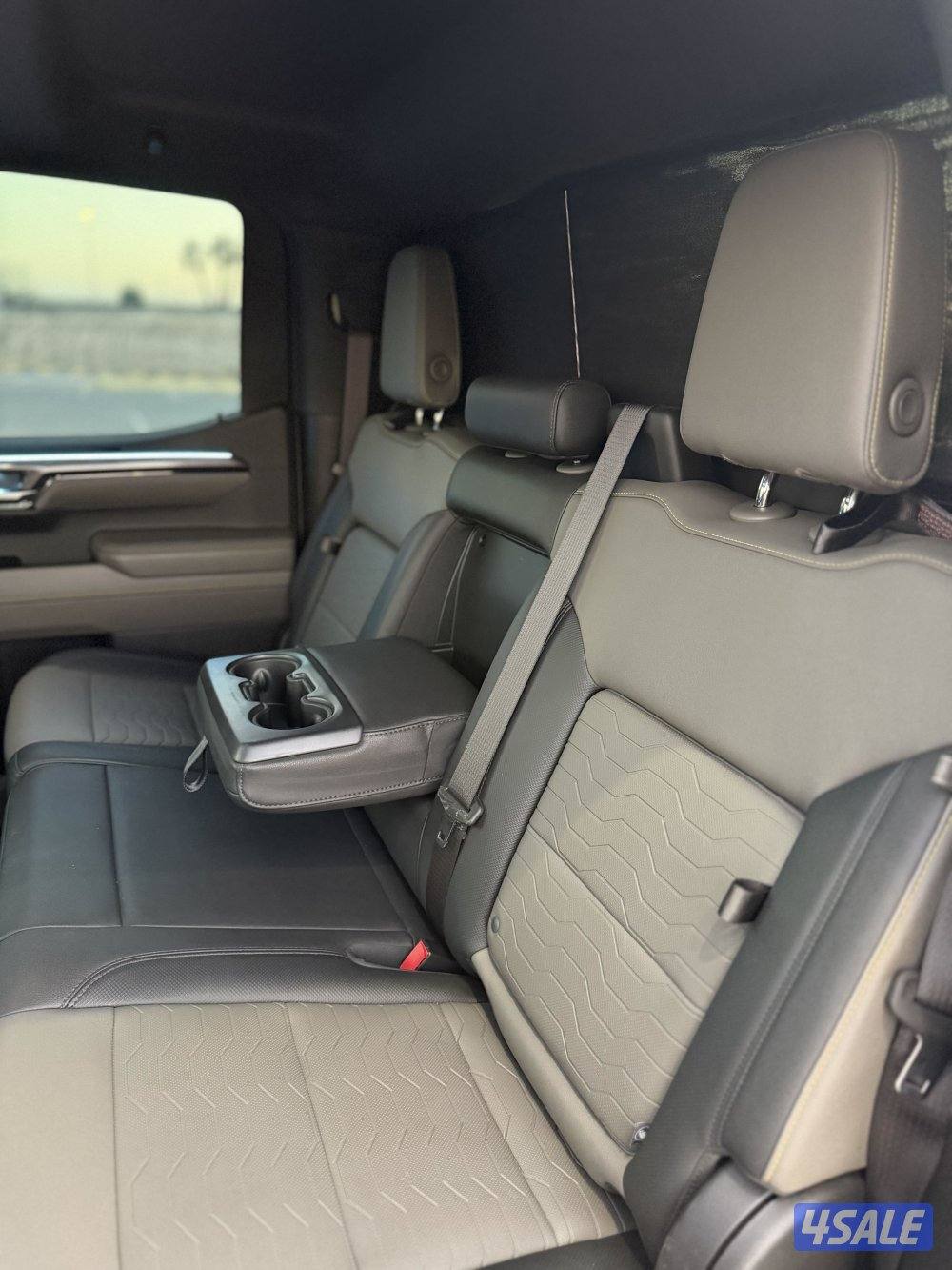 للبيع وانيت سلفرادو ZR28