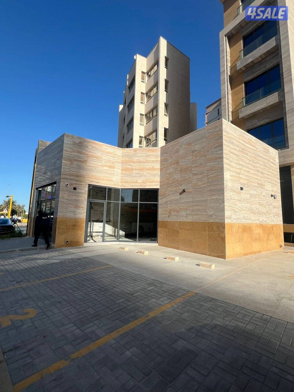 للإيجار محل بموقع ممتاز علي إشارة شوبير مساحة 80 م 2900 قابل للمساومة6