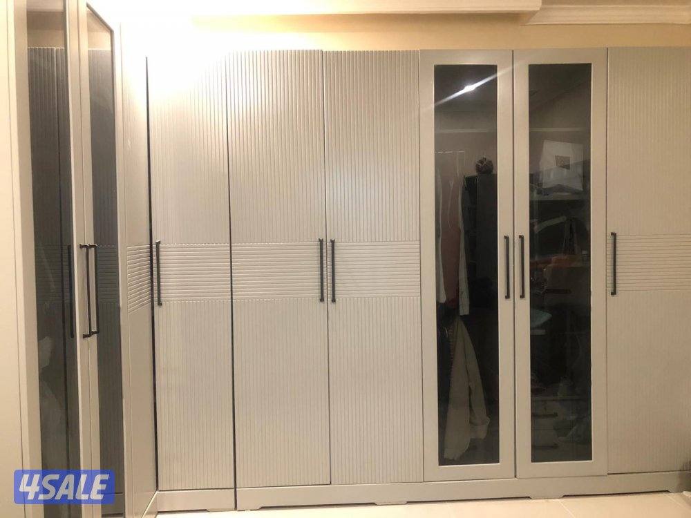 للبيع غرفة ملابس بالاضافة الى تسريحة و كبت عطور و سرير كينق سايز1