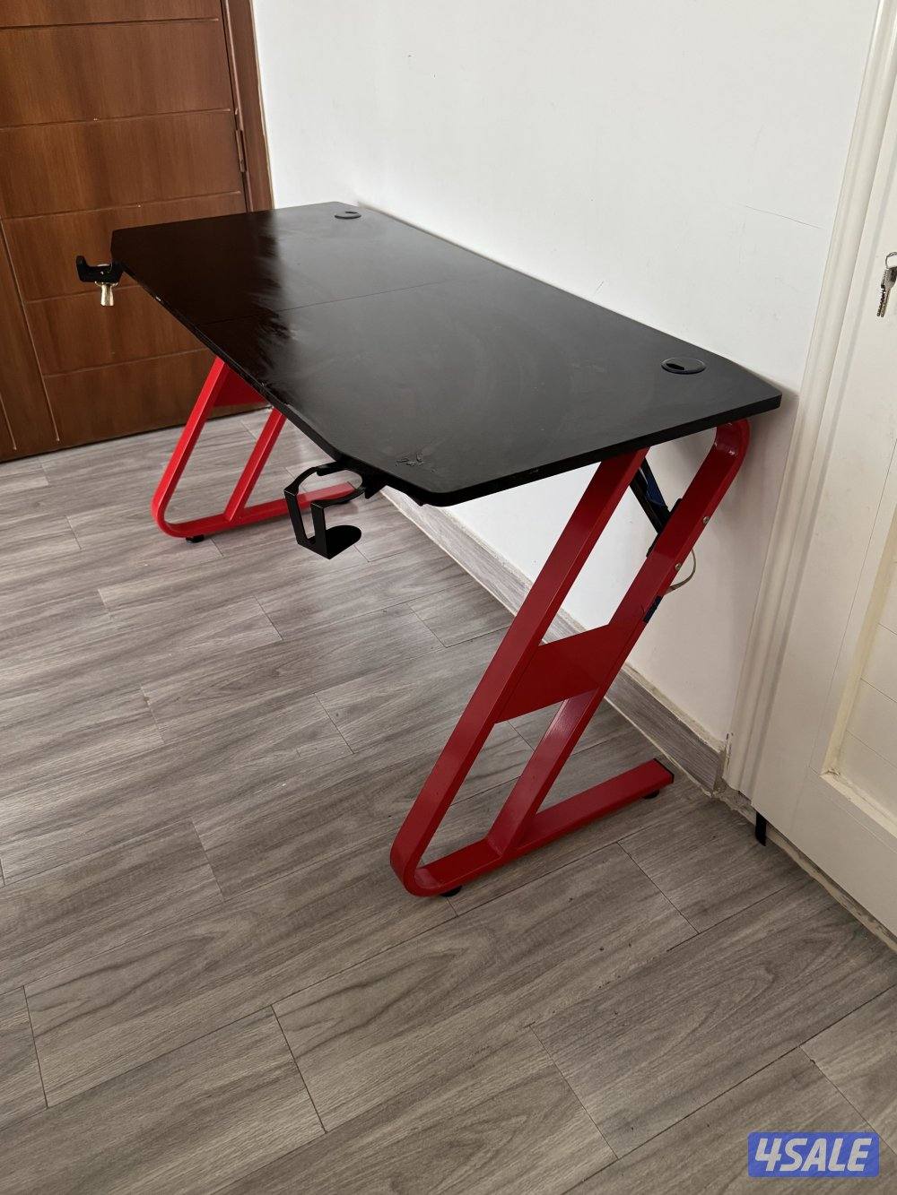 للبيع طاولة قيمينق كاربون فايبر بحالة ممتازه + قعده1