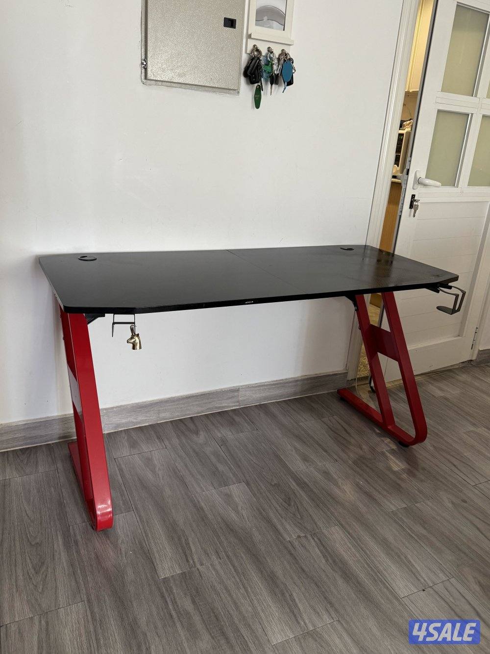 للبيع طاولة قيمينق كاربون فايبر بحالة ممتازه + قعده2