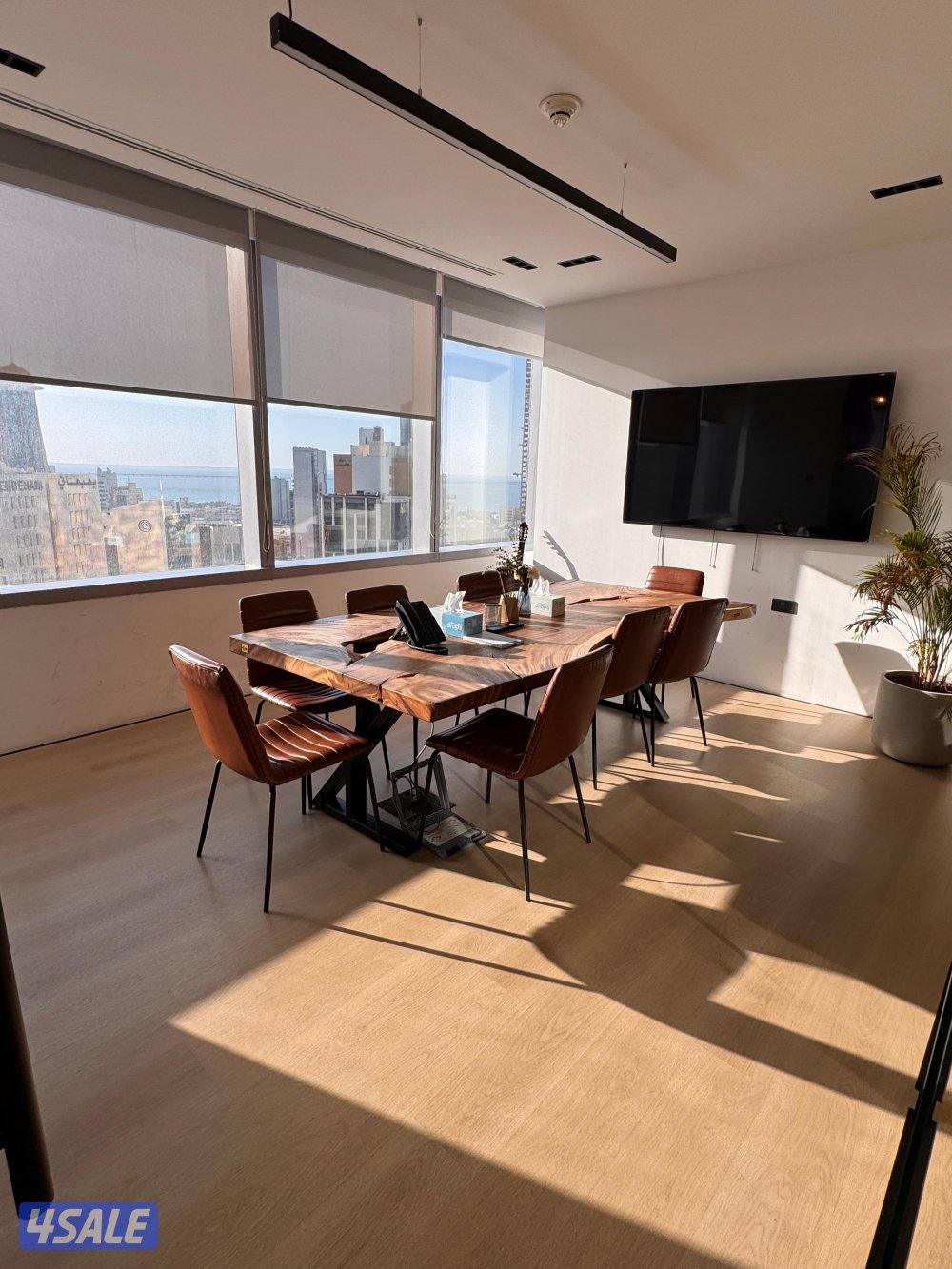 للايجار مكتب فاخر وكبير في موقع مميز جدا0