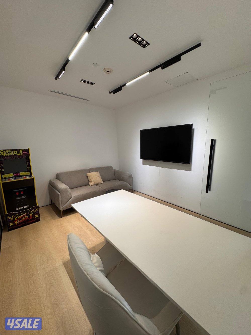 للايجار مكتب فاخر وكبير في موقع مميز جدا4