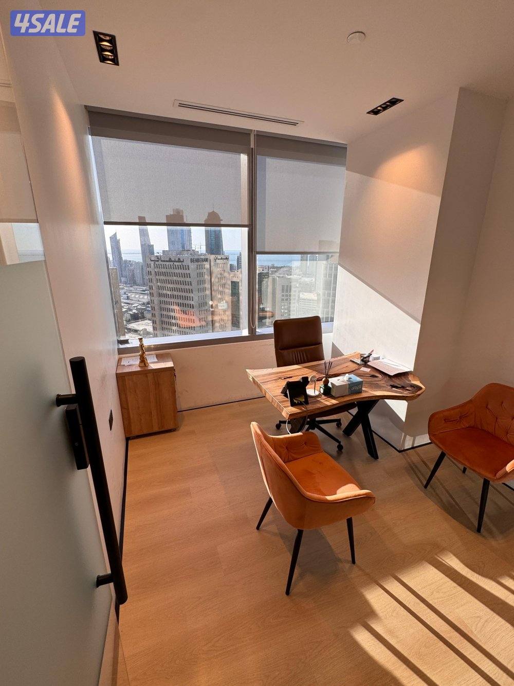 للايجار مكتب فاخر وكبير في موقع مميز جدا6