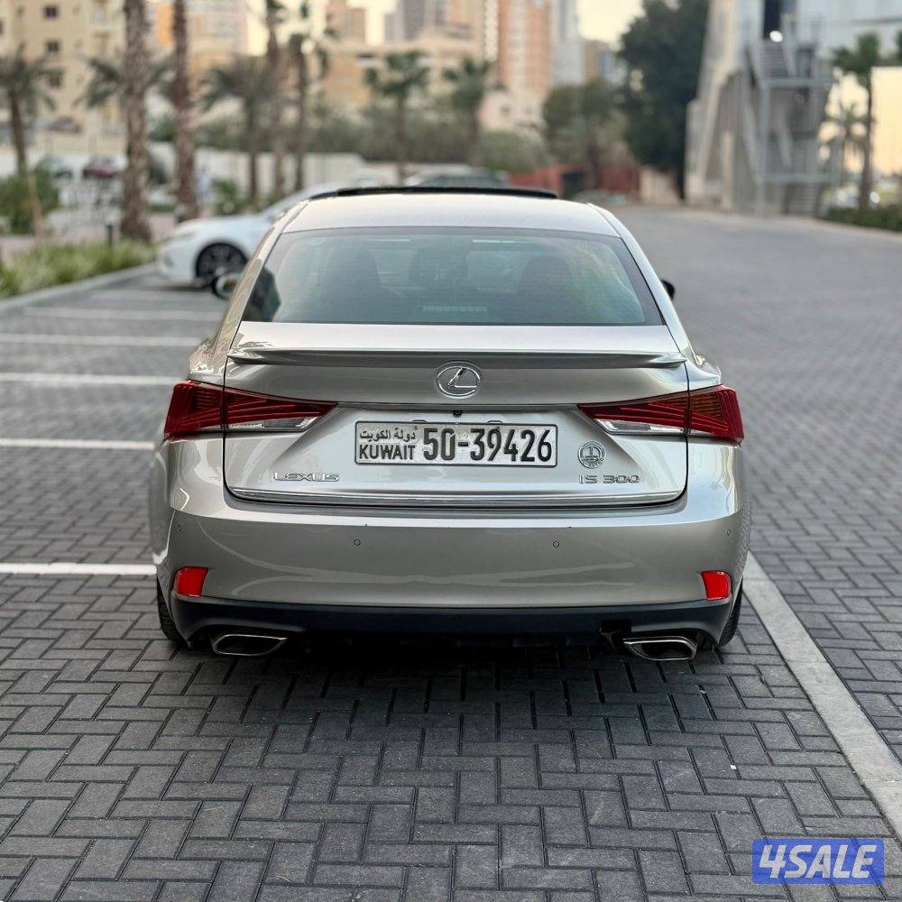 لكزسis300 موديل 2018 عداد 67 الف (بحالة نادرة) سيرفس منتظم بالوكاله2