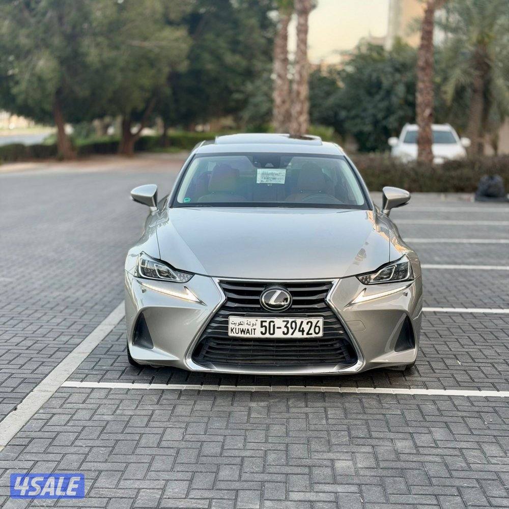 لكزسis300 موديل 2018 عداد 67 الف (بحالة نادرة) سيرفس منتظم بالوكاله3