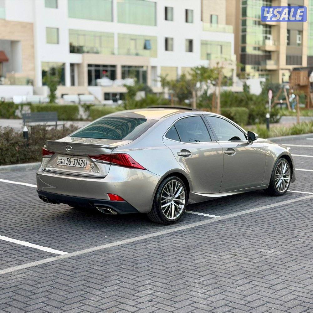 لكزسis300 موديل 2018 عداد 67 الف (بحالة نادرة) سيرفس منتظم بالوكاله6