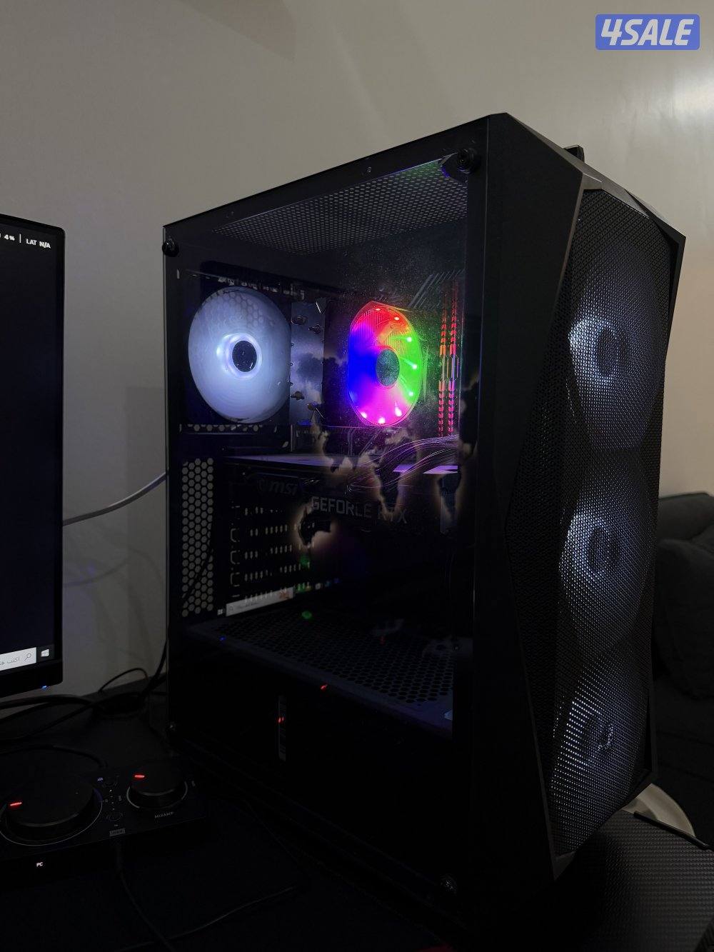 للبيع بي سي مستعمل نظيف مع شاشتين والطاوله3