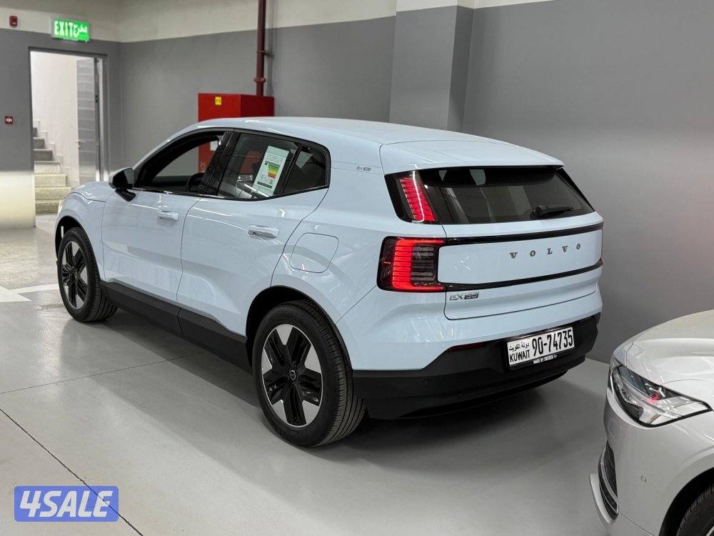 فولفو EX30 2025 جديدة اصفار1
