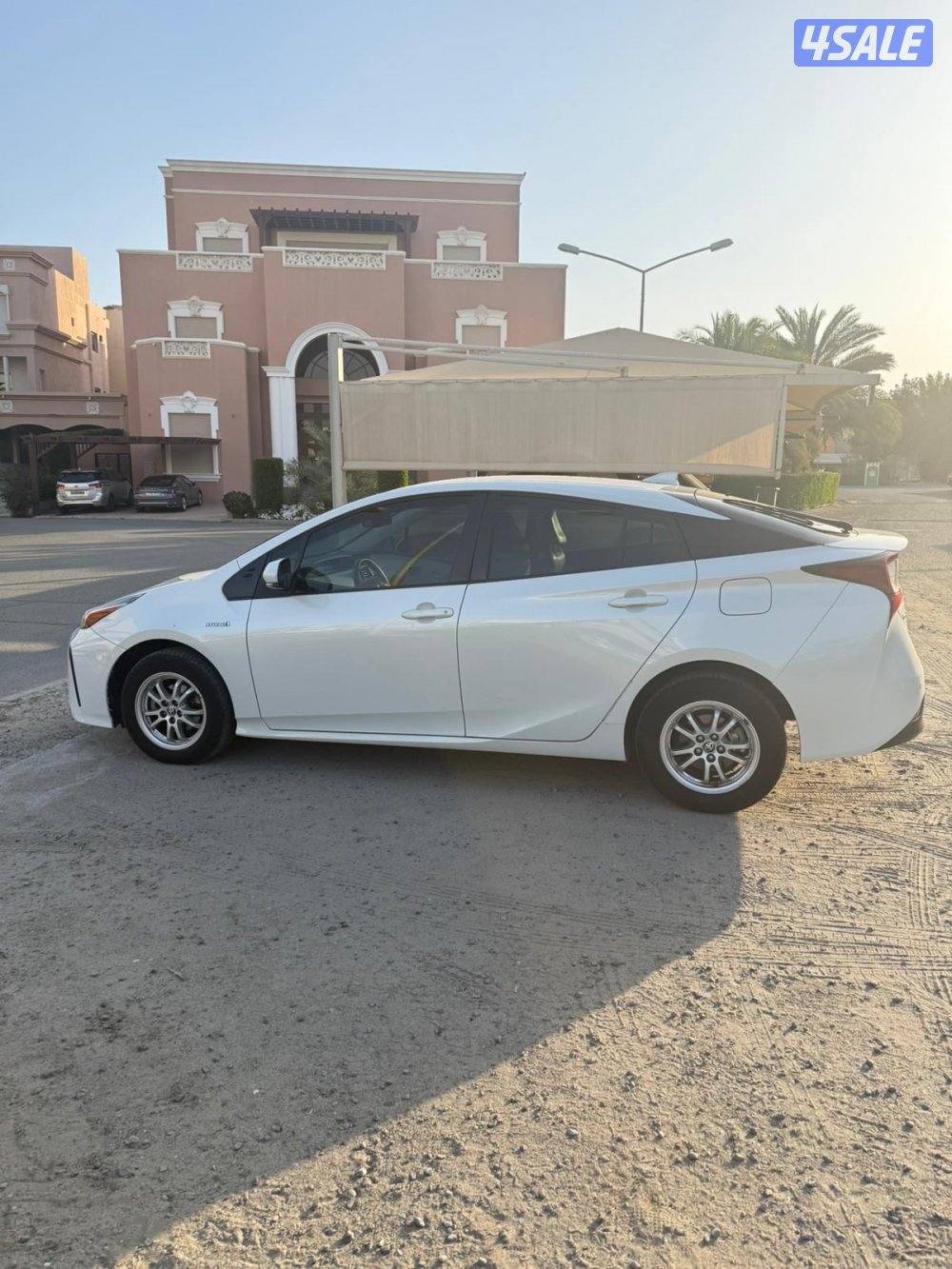 Toyota Prius 2019 Hybrid تويوتا بريوس هايبرد ابيض1