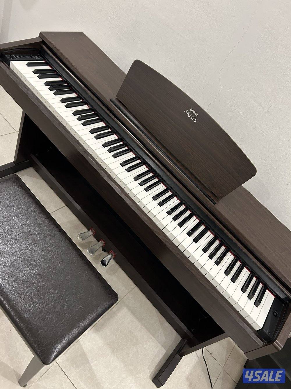 Yamaha piano in excellent condition0
